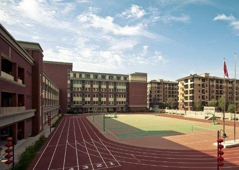卫校一年学费大概是多少，西安卫校学费一年大概多少（四川有没有免学费的卫校）