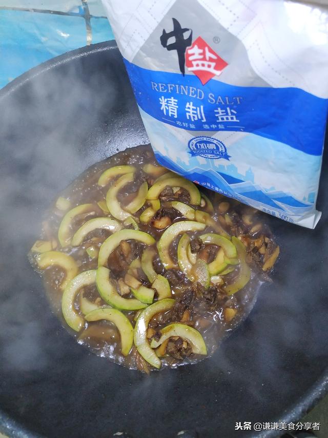 怎样做美味的酱香西葫芦香菇炒牛肉，怎样做美味的酱香西葫芦香菇炒牛肉片（牛肉能和西葫芦香菇一起炒吗）