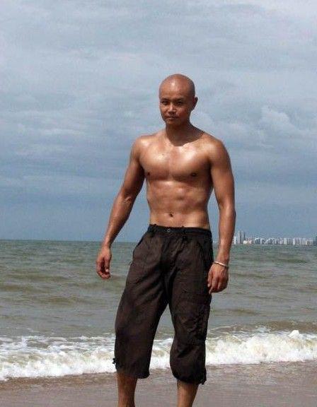 乐嘉回应强吻谢娜事件，他感情坎坷，一共有三段婚姻，三个孩子