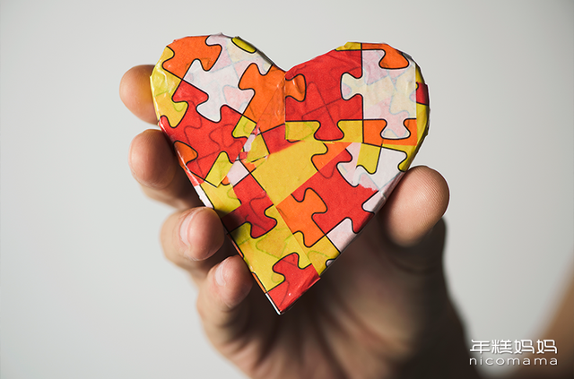 多少父母杀了自闭症，为什么大多数自闭症孩子的父母都是高学历（3个自闭症家庭的脱轨人生）