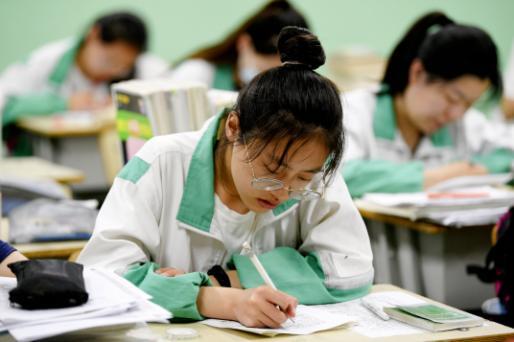 高考不能穿有字母的衣服吗，高考让穿带字母的衣服吗（班主任一语道破玄机）