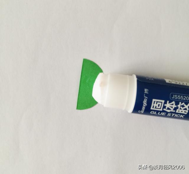 幼儿园最简单手工贺卡，幼儿园手工制作新年贺卡（用卡纸做一枝彩色的花）