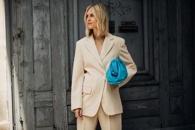 bv葆蝶家云朵包怎么样，葆蝶家手提包（只靠云朵包和高跟人字拖鞋）