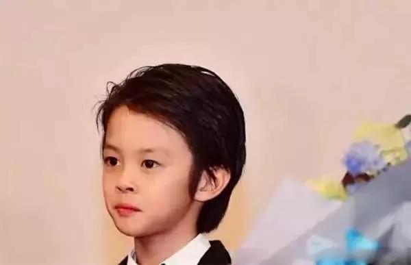 孙俪儿子照片，邓超孙俪儿子照片（邓超孙俪9岁儿子颜值逆天在日本迅速走红）