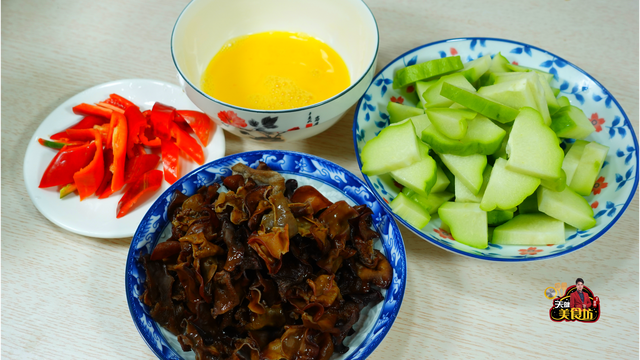 佛手怎么做好吃，怎样做营养美味的佛手海带炒肉（2只佛手瓜加2两木耳）