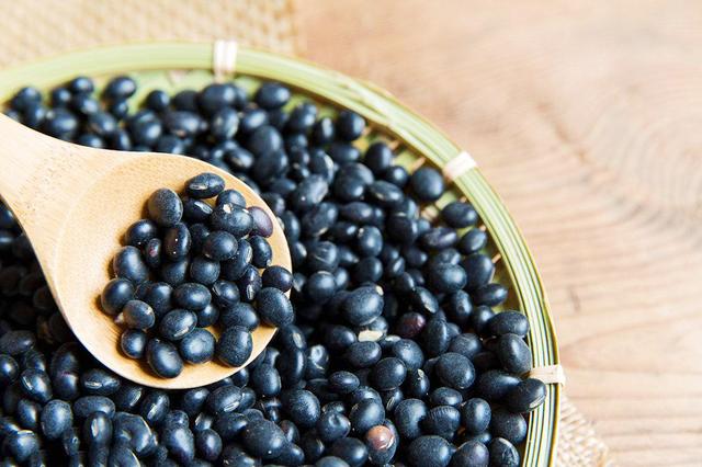 炒黑豆的做法，黑豆的十种吃法大全集（93岁老奶奶吃了60年的黑豆营养做法）