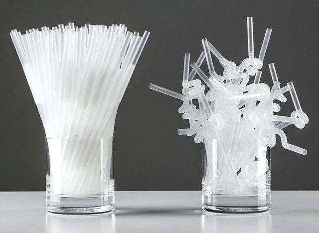 塑料的原材料是石油吗（科学家：塑料是石油做的）