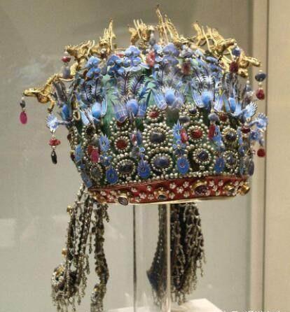 头戴凤冠是什么意思，有的皇后戴的“凤冠”上还有龙呢