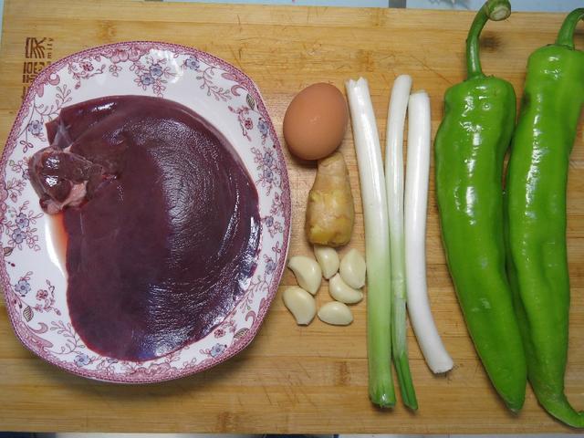 辣椒炒猪肝怎么炒好吃，猪肝炒辣椒怎样炒（直接下锅炒就大错特错了）