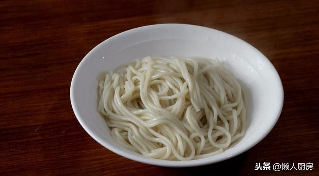 求熬葱油汁的做法，正宗葱油怎么熬制最香窍门（葱油拌面这样做好吃）