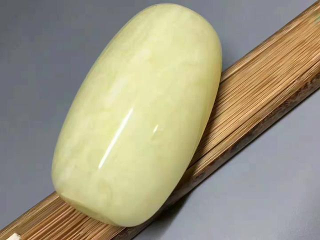 如何鉴定真假蜜蜡的鉴别方法图解，常见的几种辨别真假蜜蜡的方法