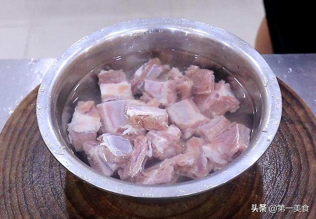 蒜香大排骨的做法家常，大厨教你做蒜香排骨（蒜香排骨经典的家常做法）