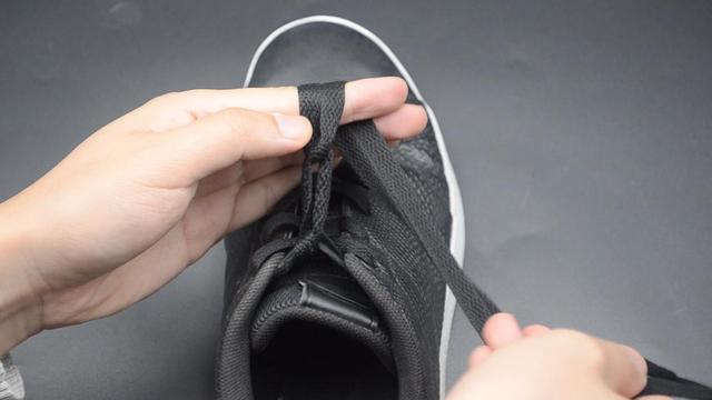 怎么系蝴蝶结，怎么打蝴蝶结简单方法（教你一招双蝴蝶结鞋带系法）