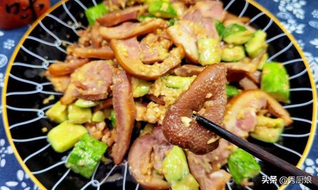 番茄炒松花蛋如何做，松花蛋蒜泥茄子的家常做法（应季而食平安度夏）