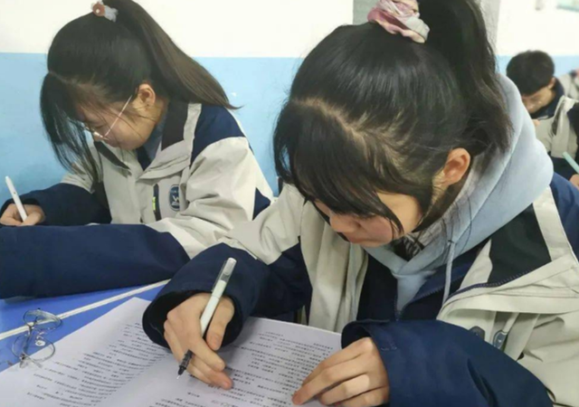 初中生适合什么发型男生，适合14岁中学生男发型（初中生“发型标准”出炉）