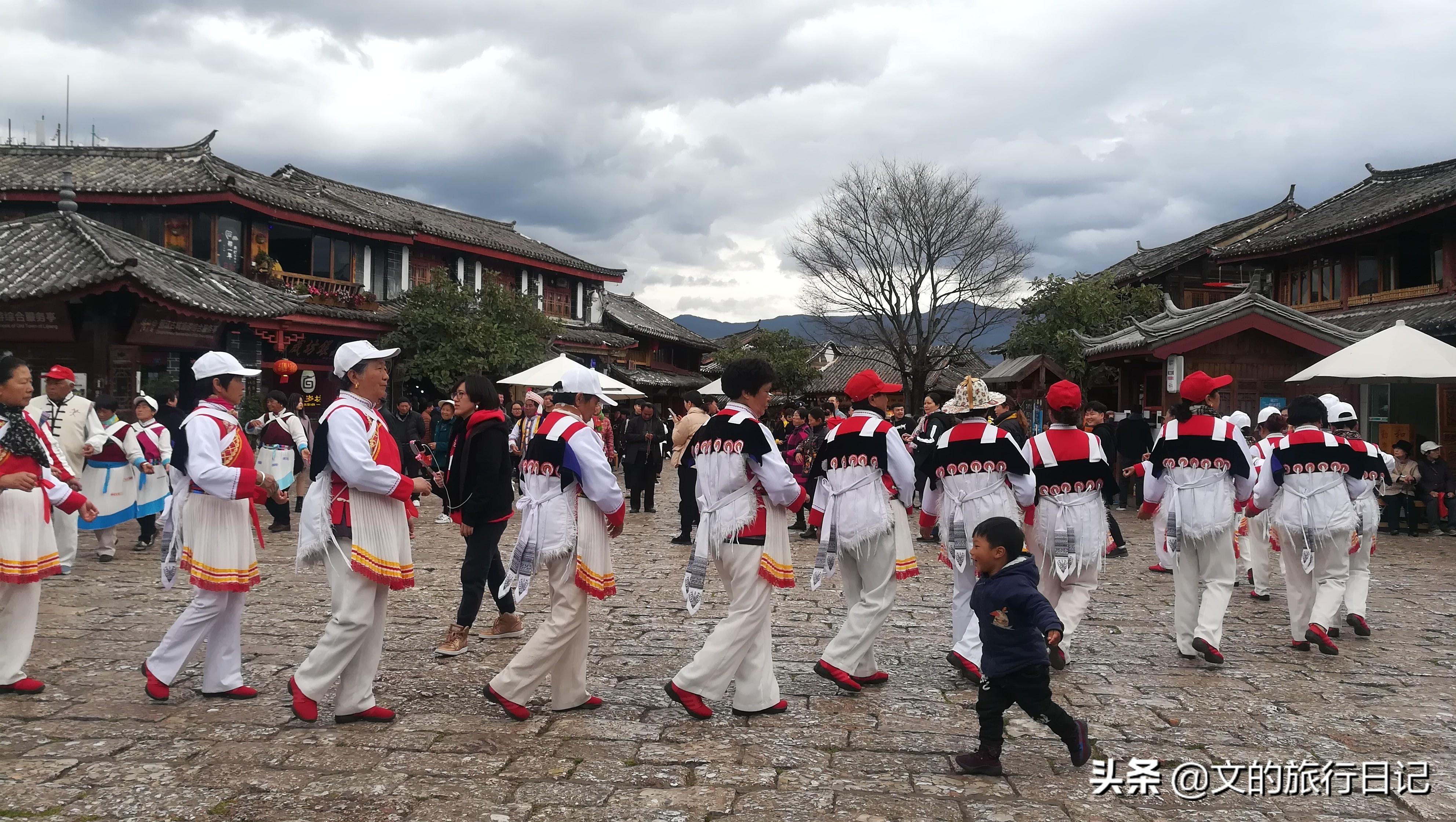 来云南丽江古城旅游，和纳西族一起打跳，快来简单的生活