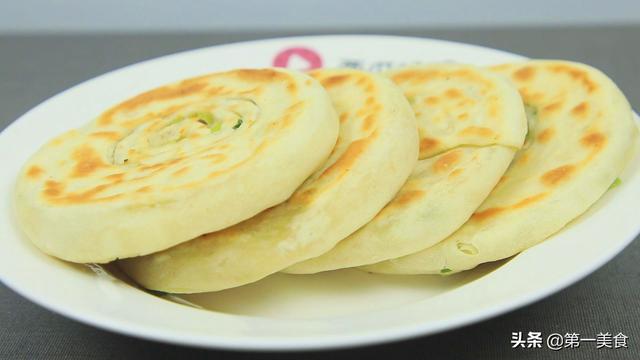 怎样做葱花饼，怎样做葱花饼层多松软（家常葱花饼的详细制作教程）