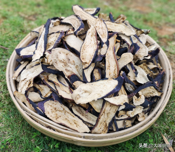 茄子干怎么晒，茄子干怎么晒好吃（夏天买点茄子晒干）