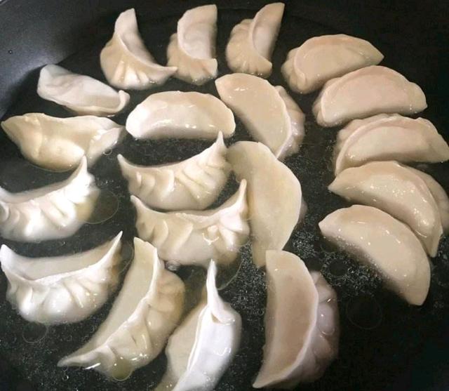 冰冻饺子怎么煎，要提前蒸熟或煮熟吗