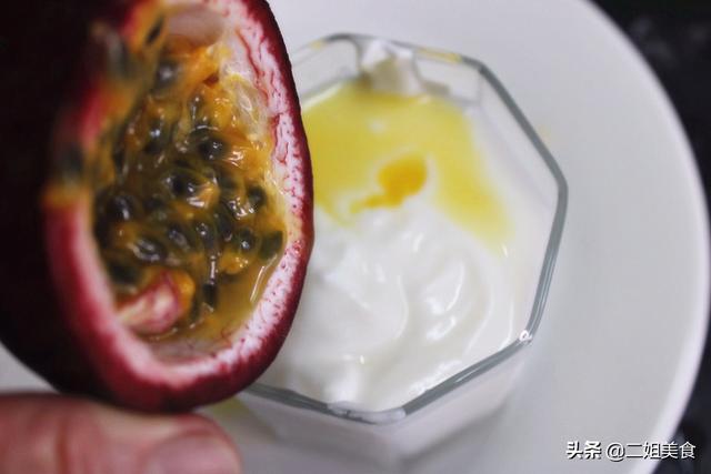 百香果饮料怎么做，网红饮料百香果柠檬水的做法（教您百香果的2种做法）
