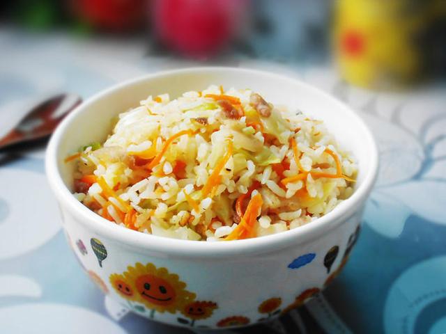 胡萝卜焖饭步骤，萝卜焖米饭怎么做（好看好吃的胡萝卜焖饭）