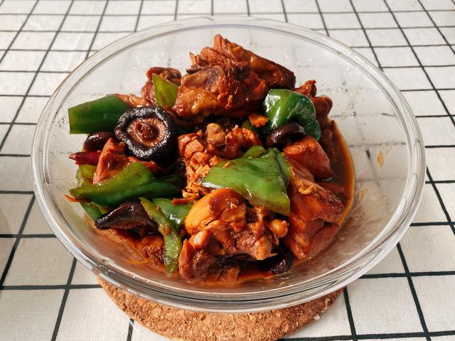 黄焖鸡腿的制作方法，鸡腿怎么做黄焖鸡（厨房小白都可以掌握的家常版黄焖鸡腿）