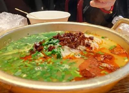 满满一碗羊肉的徐州冷面，冷面图片真实