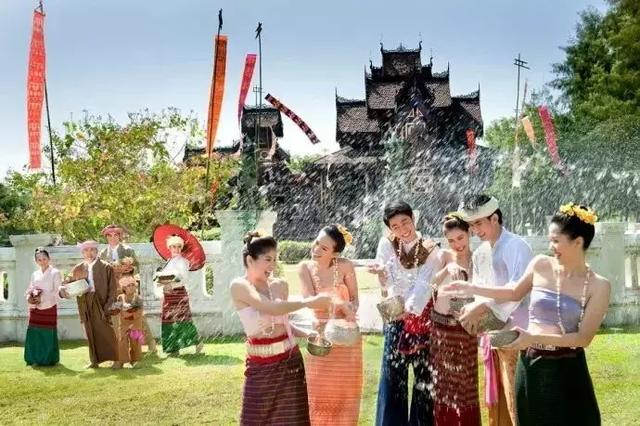 西双版纳傣族新年泼水，西双版纳风俗泼水节（版纳德宏万人泼水大PK）