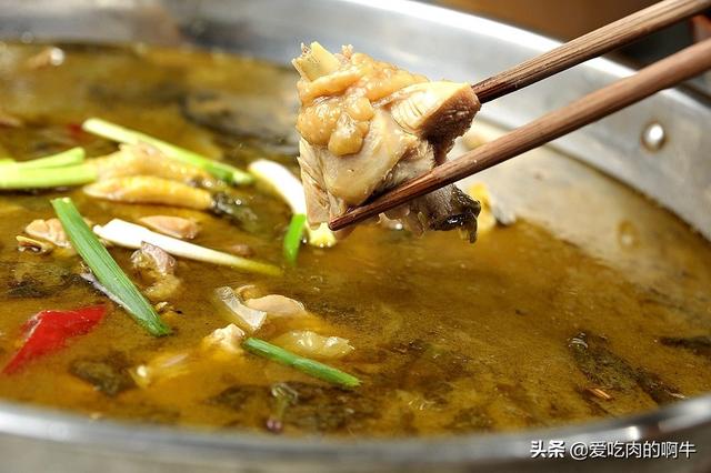 酸菜鸡汤锅的做法，酸菜鸡汤锅的做法和步骤（酸菜煲鸡的做法）