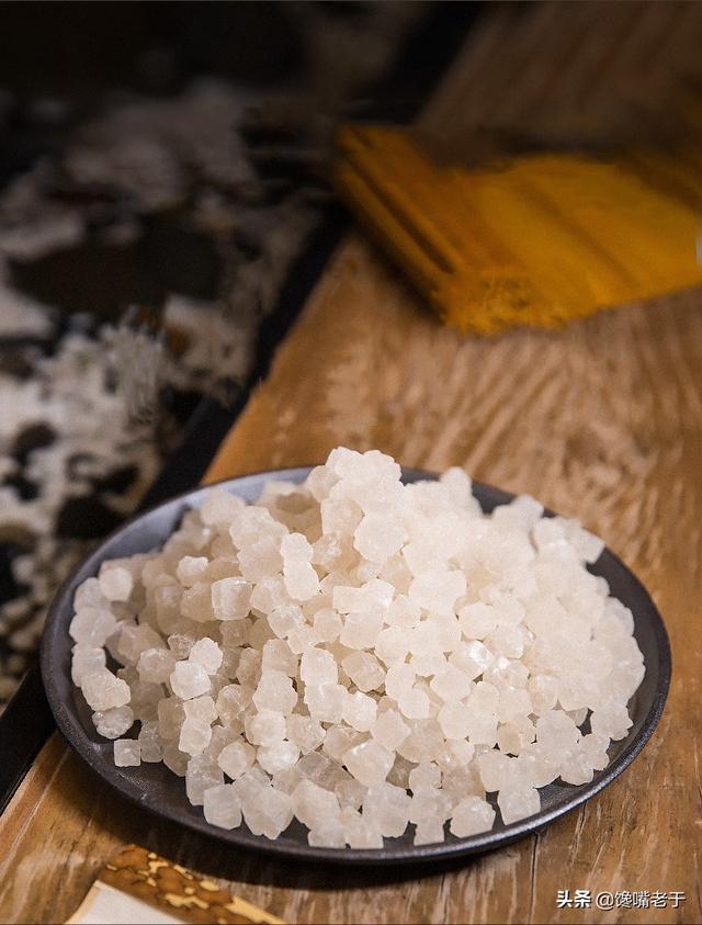 精制食盐和海盐的区别是什么，精制盐和精制食用盐有什么区别（搞懂了再吃有助于健康）