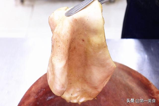 皮冻怎么做，做猪皮冻怎么做（过年做猪皮冻，牢记“2不用”）