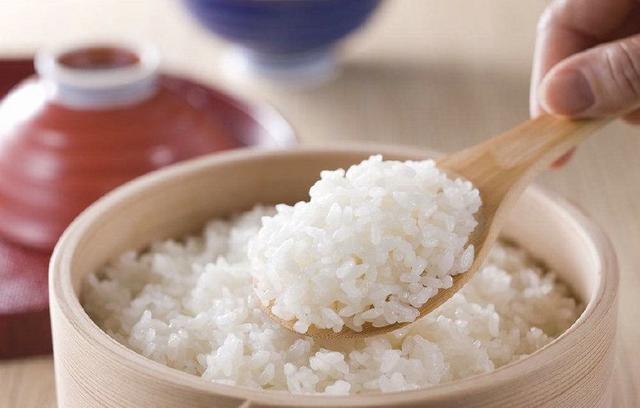 米饭没蒸熟怎么补救，大米饭没蒸熟怎么办（蒸米饭千万不要只放清水）