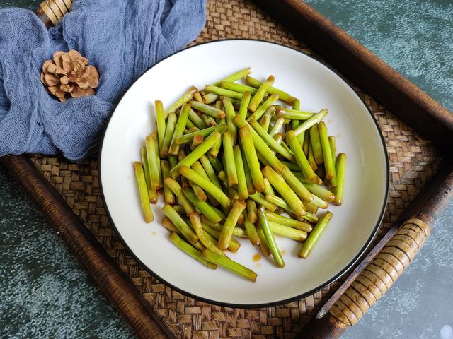 醃蒜薹怎麼醃好吃又脆(飯店賣18元一份的醃蒜薹)