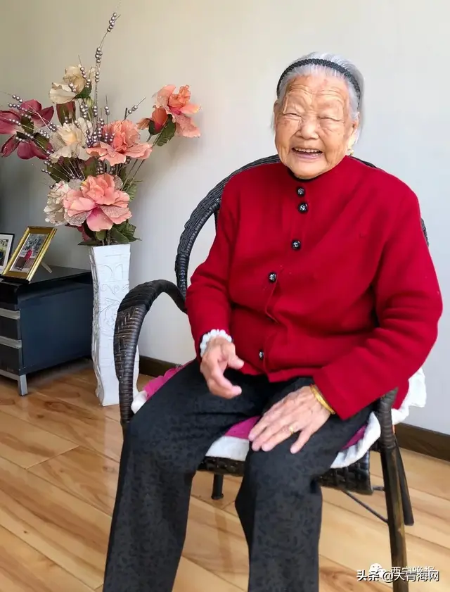 71岁儿子给97岁妈妈包饺子，西宁：98岁的妈和71岁的儿