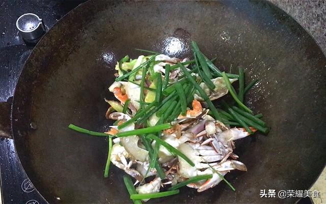 姜葱炒蟹怎么做，爆炒螃蟹怎么做好吃又简单（花蟹怎么做才能对得起它鲜美嫩滑的蟹肉）
