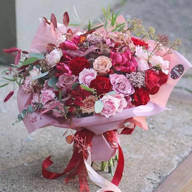 插花水里放盐还是糖，百合花插水里怎么保鲜（4种方法，教你自制鲜花保鲜剂）