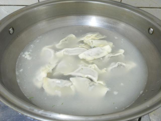 冷冻水饺的正确方法煮法，冻饺子的正确煮法是什么（是冷水煮还是热水煮）