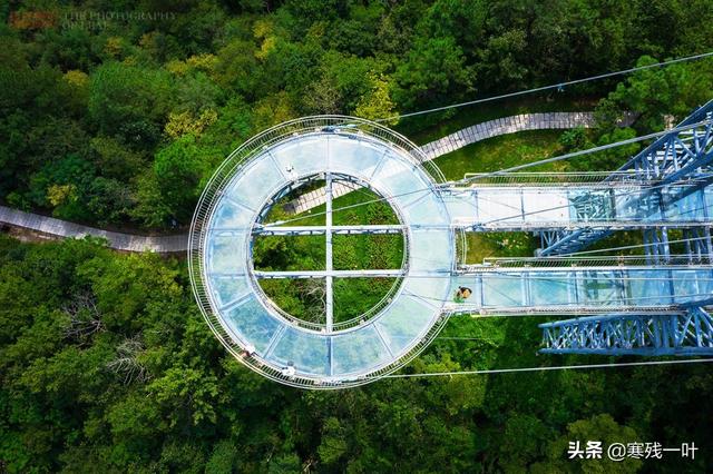 国内玻璃栈道旅游景点有哪些，分享给大家（造价500万玻璃栈道有着上帝视角）
