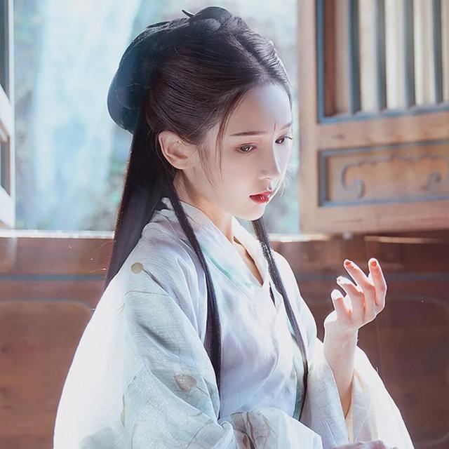 男生小哥哥古风部位半身汉服转圈圈超帅头像/值得拥有/奶酪微信，男生小哥哥古风部位半身汉服转圈圈超帅头像/值得拥有/奶酪（一组超级仙气的汉服女生头像）