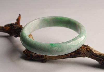 什么是糯种翡翠，糯种翡翠属于什么档次（糯种翡翠鉴别）