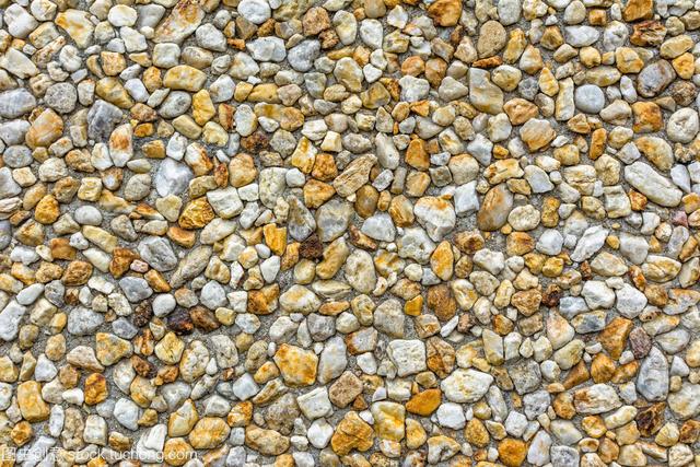 鱼缸底部铺什么好，鱼缸底部铺卵石养什么鱼（如何挑选一个合适自己的鱼缸）