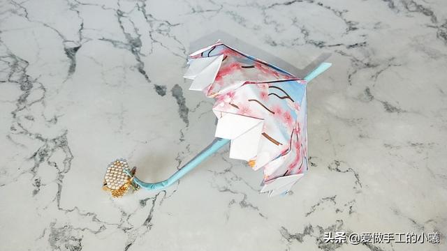 最简单的雨伞折纸方法图解，折纸教程：带爱心的小花伞