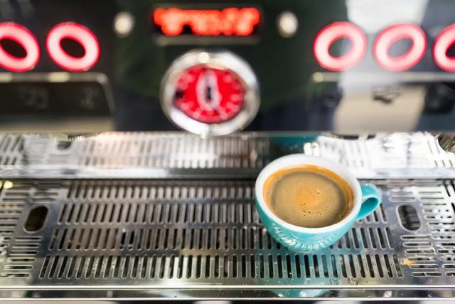 美式咖啡是黑咖啡吗，美式和黑咖啡一样么（搞不清的美式、意式、挂滤、手冲和黑咖啡）