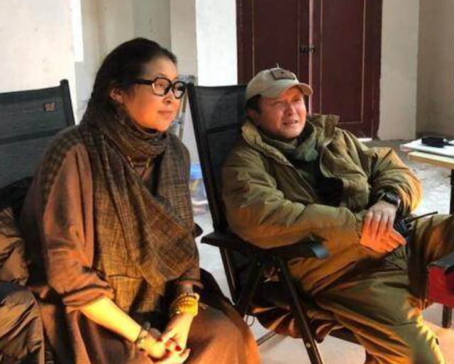 倪萍65岁三婚老公近照曝光！打扮文艺面容沧桑，结婚16年越长越像