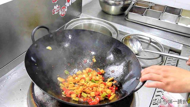 辣子鸡丁的家常做法，辣子鸡最正宗的做法不辣不柴（厨师长教你做家常辣子鸡丁）