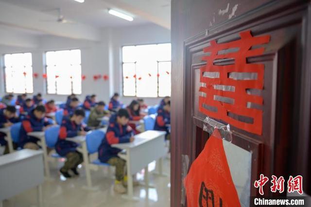 逢考必过是什么意思，逢考必过和逢考必胜是一个意思吗（四川一高校考场外现“逢考必过”对联）