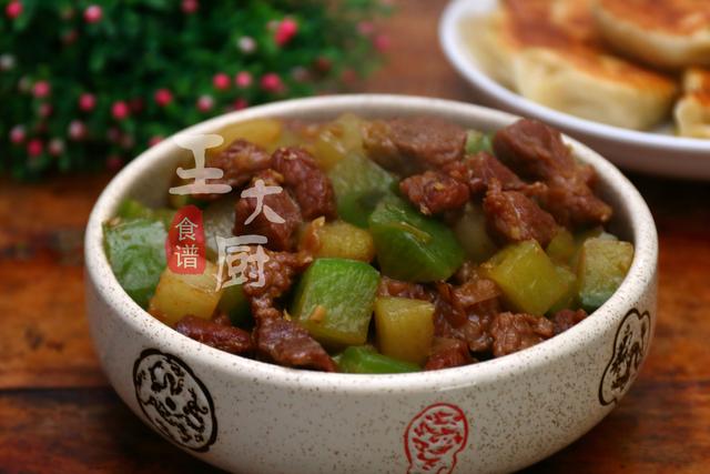 牛肉炖什么好吃，牛肉跟什么煮好吃（牛肉炖萝卜的家常做法）