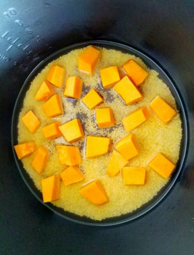 小米南瓜粥的做法，小米南瓜粥的家常做法（早餐就喝小米南瓜粥）