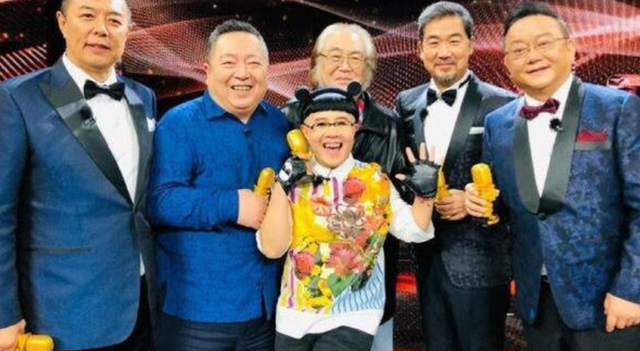 54岁金龟子刘纯燕暴瘦，路边热舞给阿尔法新歌打榜，锥子脸认不出