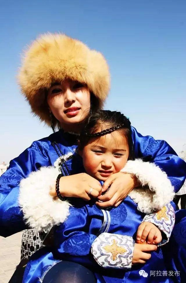 欢聚一堂歌曲原唱，欢聚一堂歌曲原唱词谱（一开口就引起阿拉善人全场大合唱~）